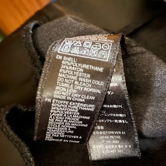 Vintage FOREVER 21 *SEXY Mini BLACK Vegan LEATHER (Pleather) SKIRT*kick pleat*XS - Picture 6 of 6